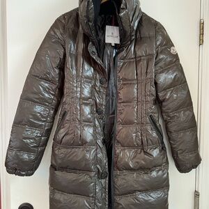 Moncler women’s puffer down coat jacket with zip closure. Size M
